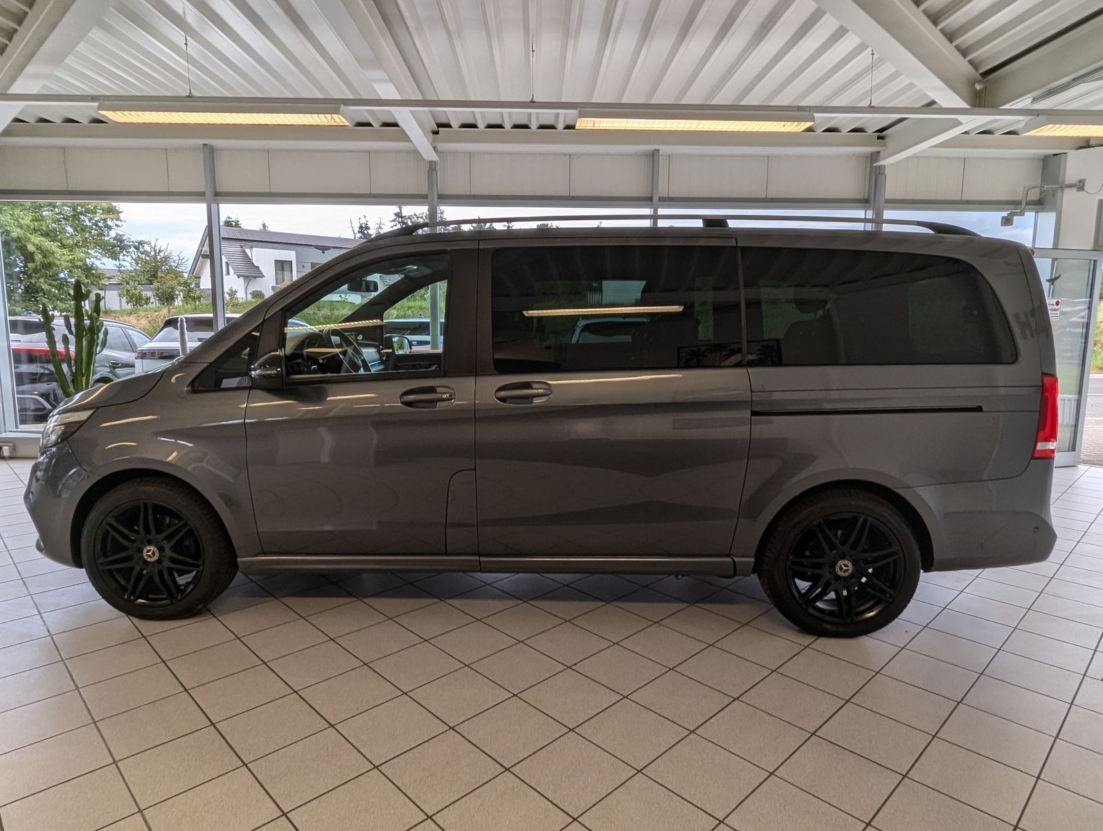 MERCEDES-BENZ V 220 d AMG EDITION lang Burmester ACC AHK StHz - Image 4
