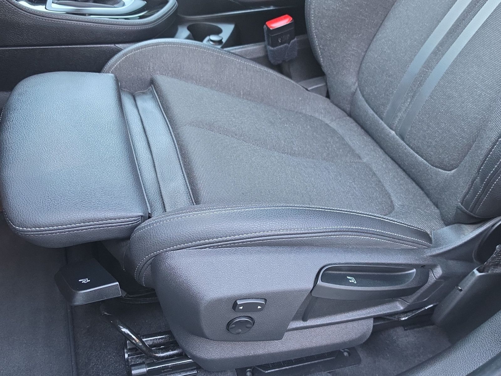 Fahrzeugabbildung BMW 2 Active Tourer 218 d Sport Line Sport-Automatik