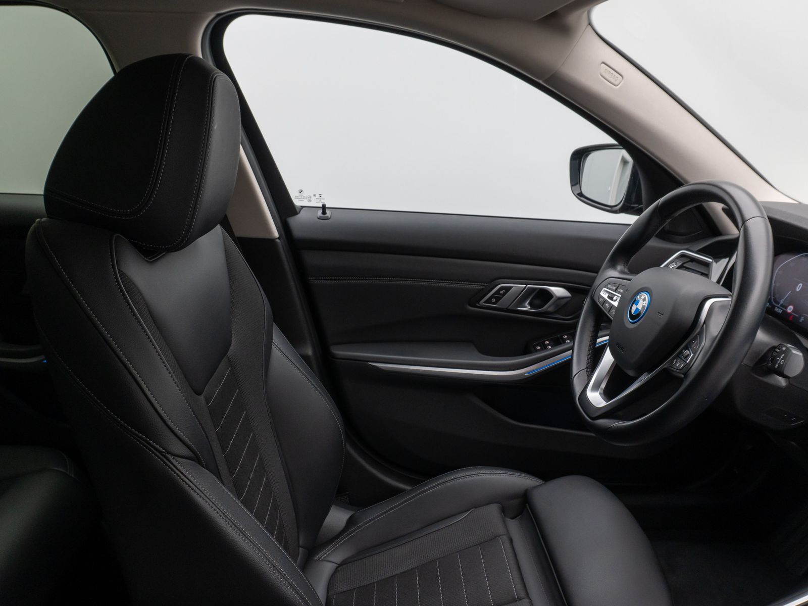 Fahrzeugabbildung BMW 330e Sport Line DAB HiFi WLAN Stop&Go PDC Alarm