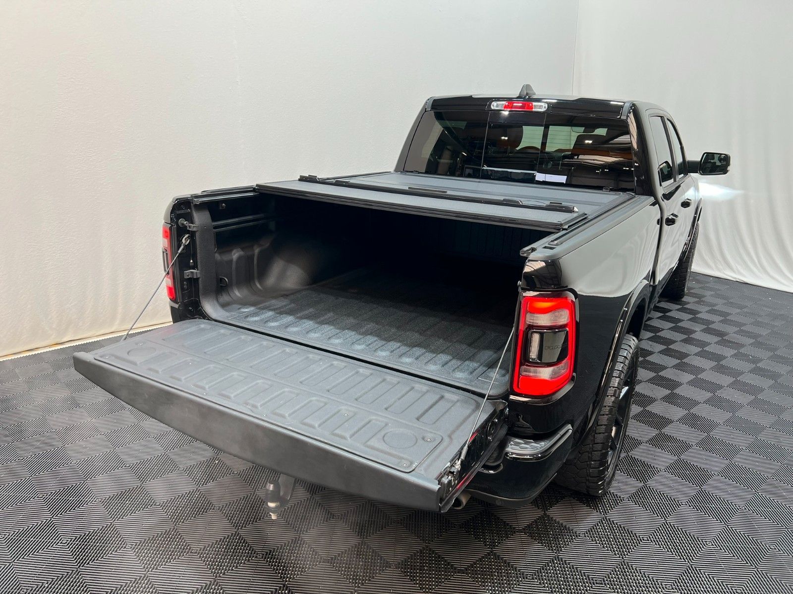 Fahrzeugabbildung Dodge RAM 1500 Laramie Crew Cab Longbed 4x4 *LPG/AHK*