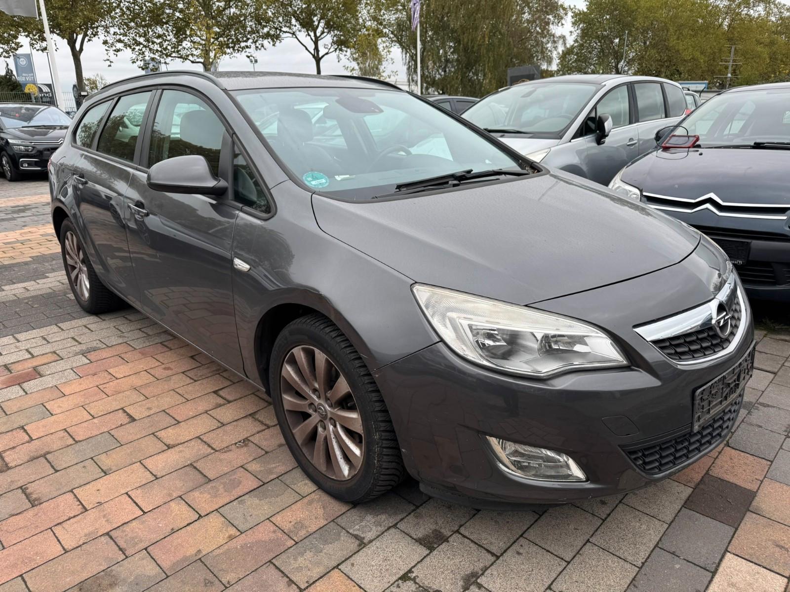 Opel Astra 2011 — вигляд ззаду