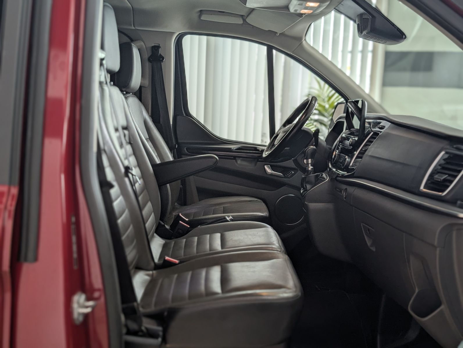 Fahrzeugabbildung Ford Tourneo Custom 320 L2LEDER KAM LED ZHZ 2x KLIMA
