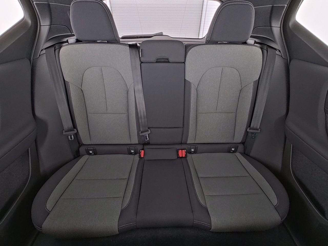 Fahrzeugabbildung Volvo XC40 Plus Dark 2WD
