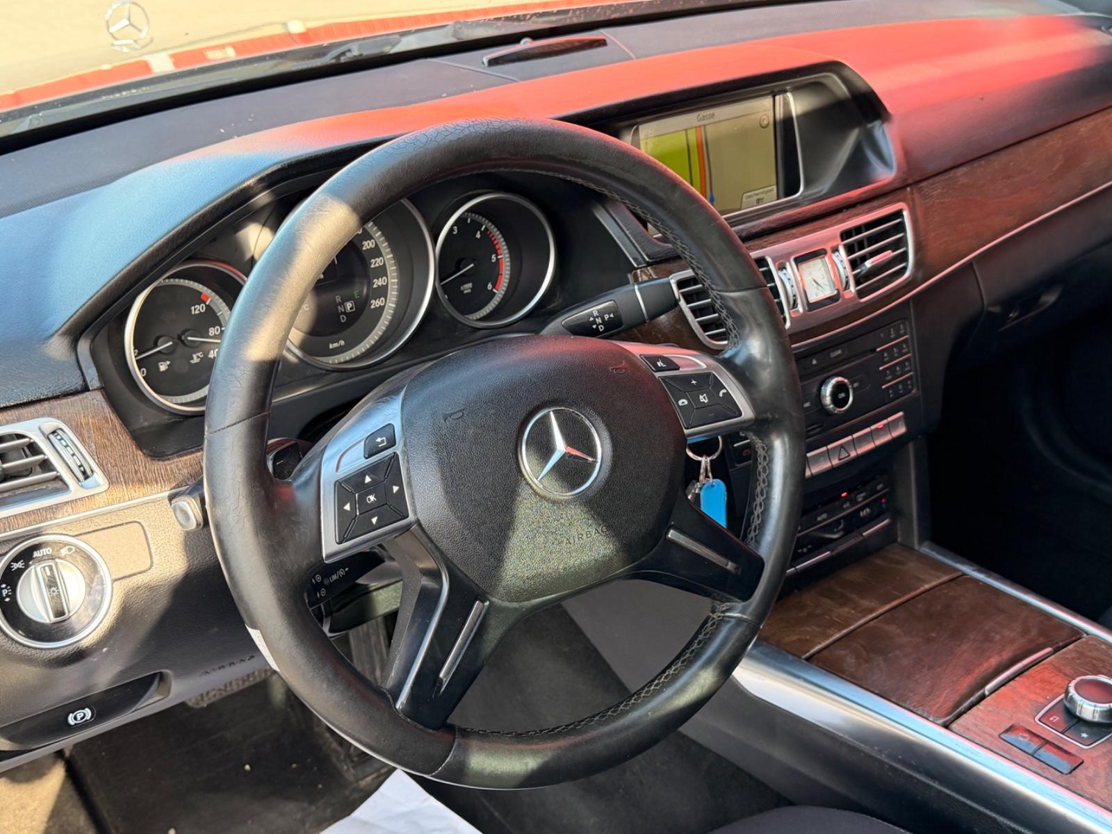 Mercedes-Benz E 220 LED AUTOMATIK LEDER PDC AHK NAVI ACC EU6