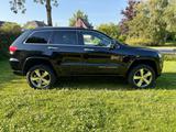 Jeep Overland 3.0 CRD V6 Multijet 184kw Pano+AHK+VOLL - Jeep Grand Cherokee: Schwarz