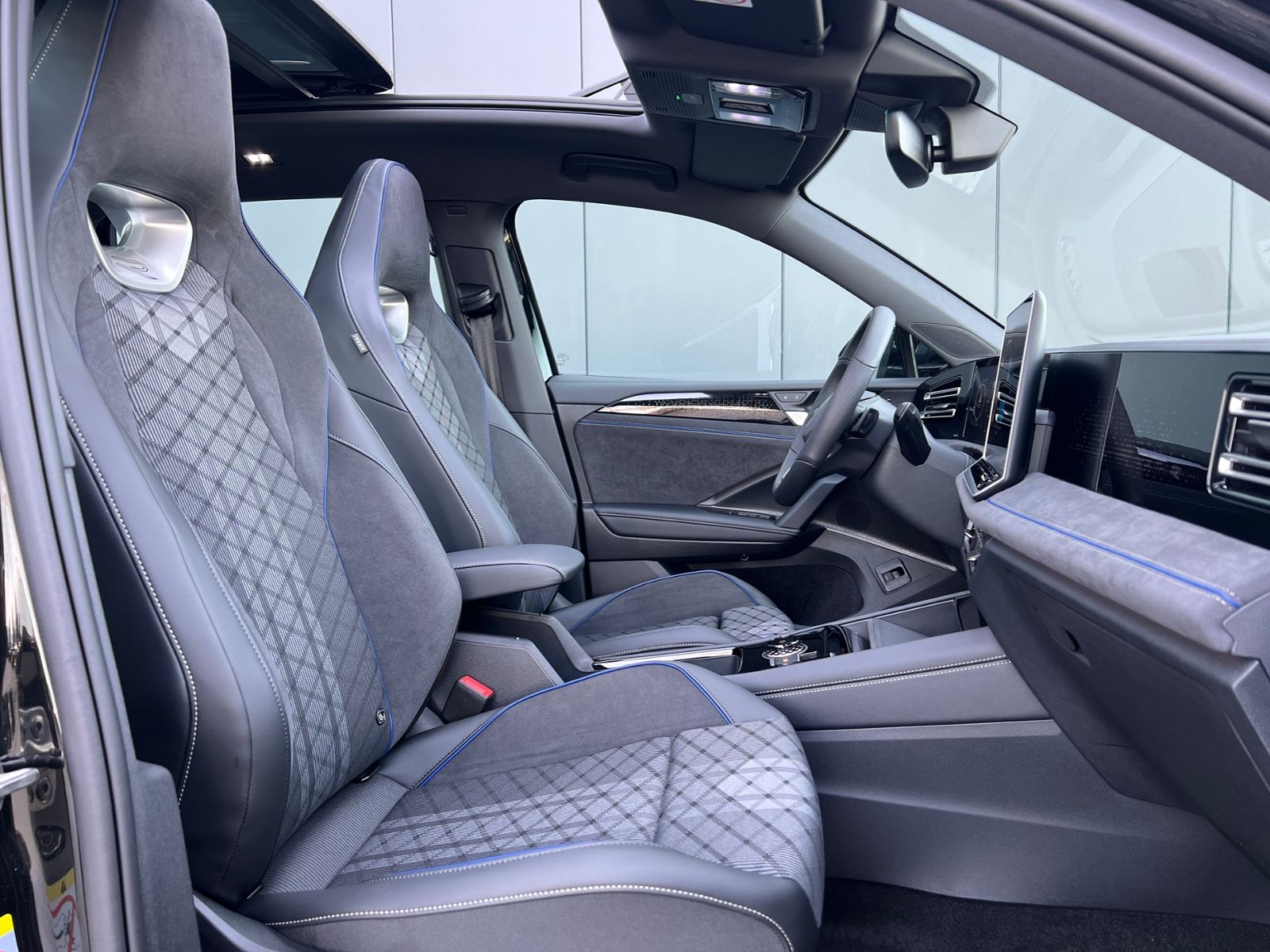 Fahrzeugabbildung Volkswagen Tiguan R-Line 1.5 eTSI DSG *AHK, ACC, IQ.Light,