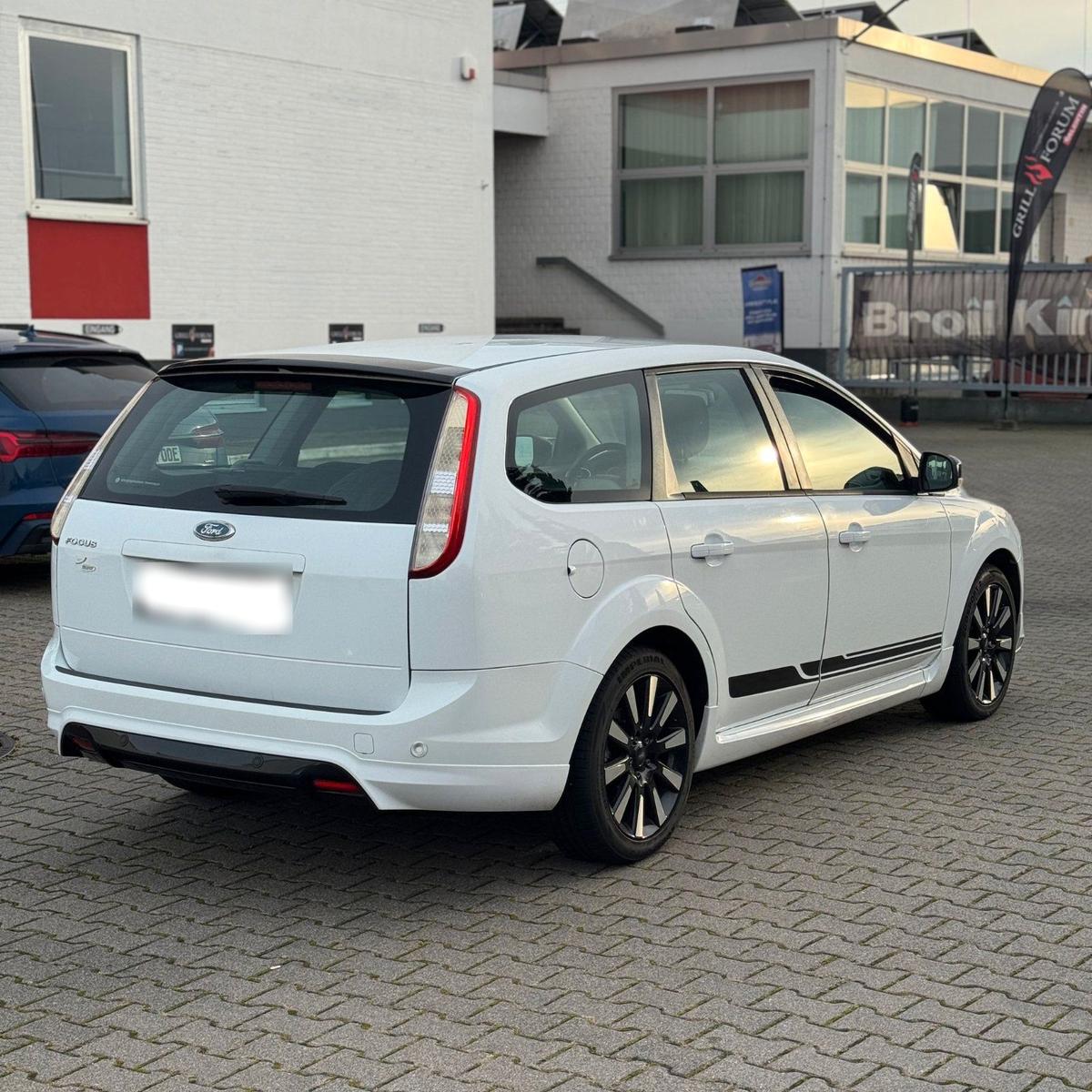 Ford Focus 2011 — photo 10