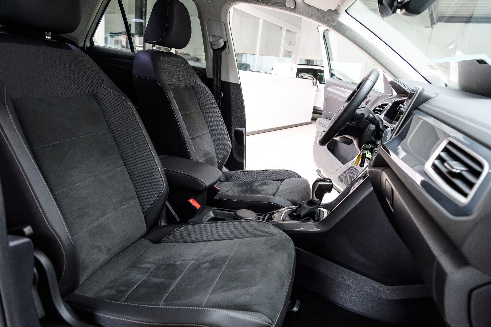 Fahrzeugabbildung Volkswagen T-Roc Style 1.5 TSI DSG LED+AHK+NAVI+ACC+APP+SHZ