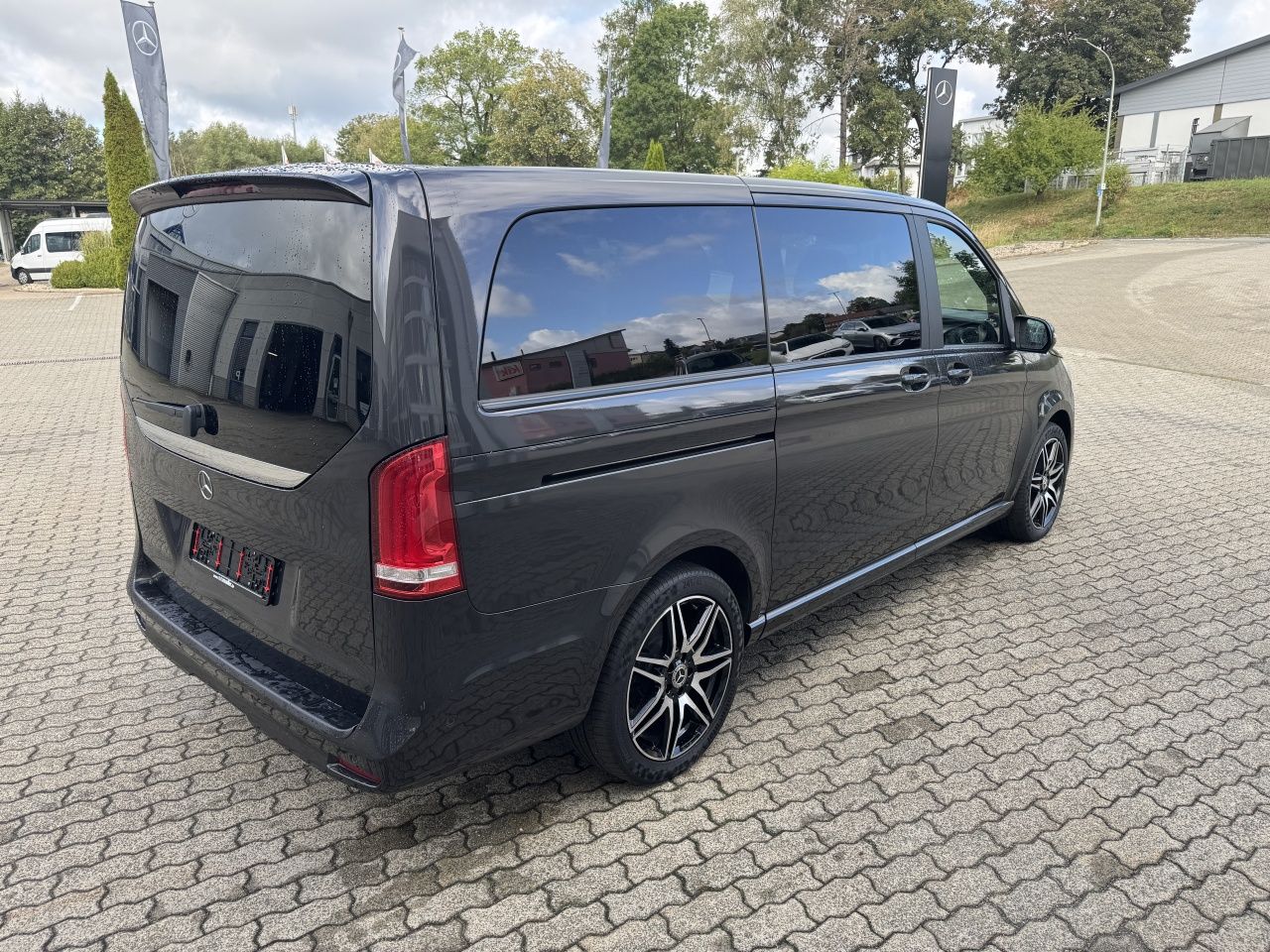 Fahrzeugabbildung Mercedes-Benz V 300d Avantgarde Ed. lang 4x4 Distronic*AMG*AHK