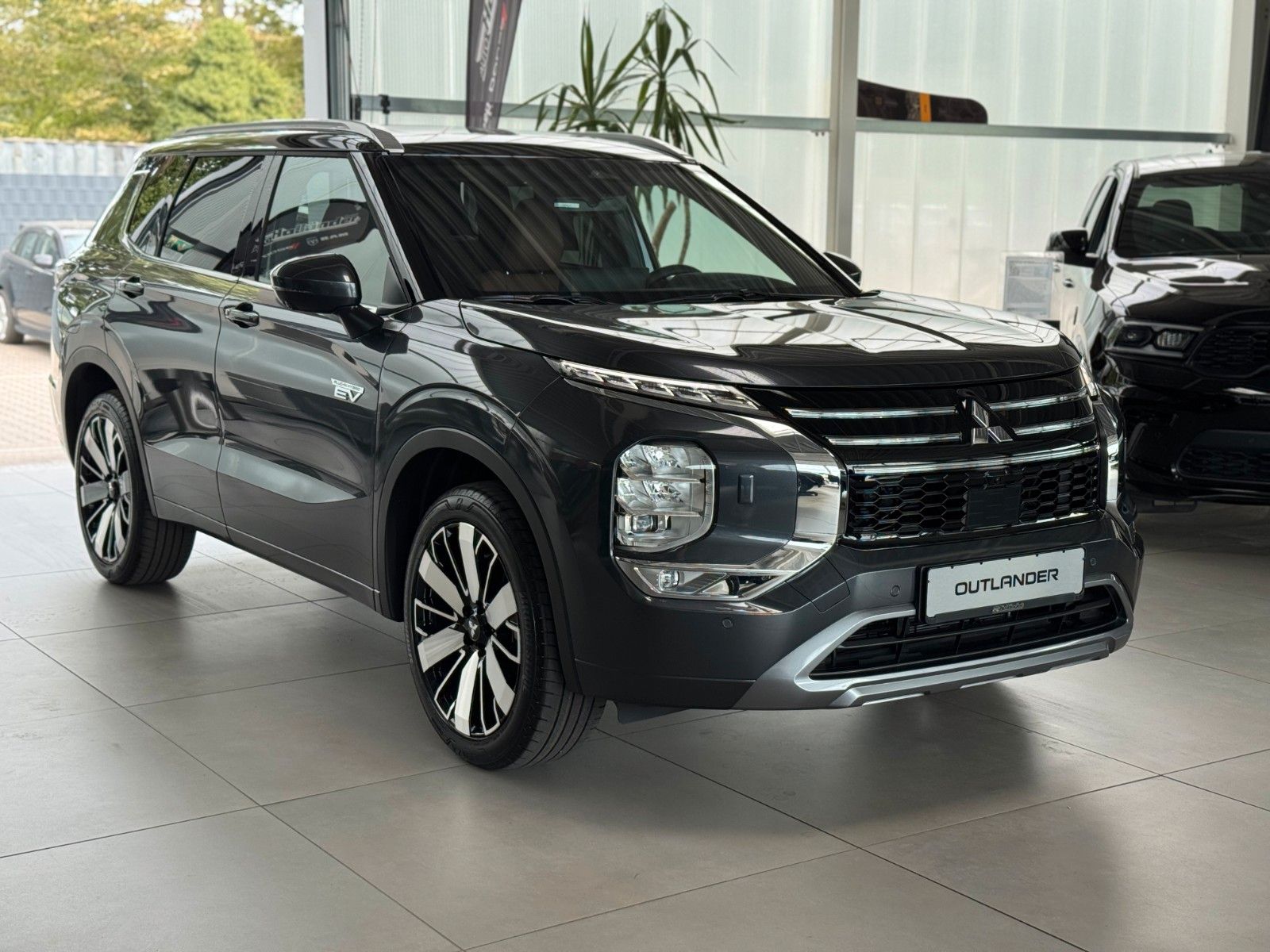 Fahrzeugabbildung Mitsubishi Outlander 2.4PLUG-IN HYBRID 4WD TOP Luxury-Paket