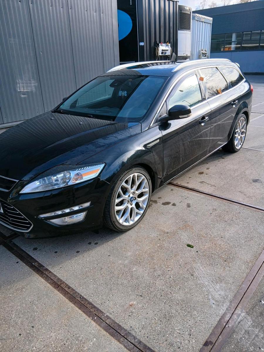 Ford Mondeo 2013 — rear view