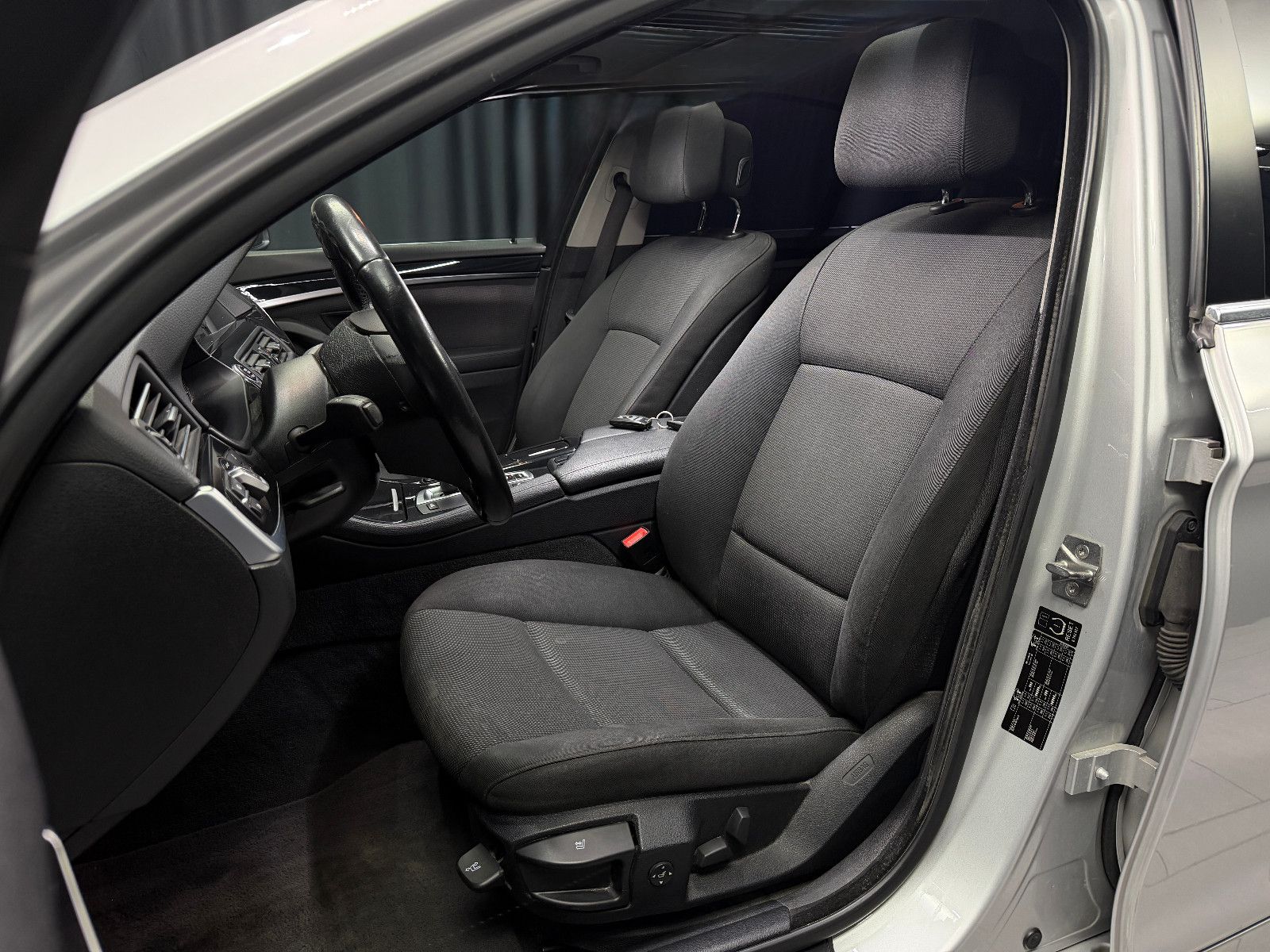Fahrzeugabbildung BMW 530d Limousine |AUTOMATIK|PANO|NAVI|PDC