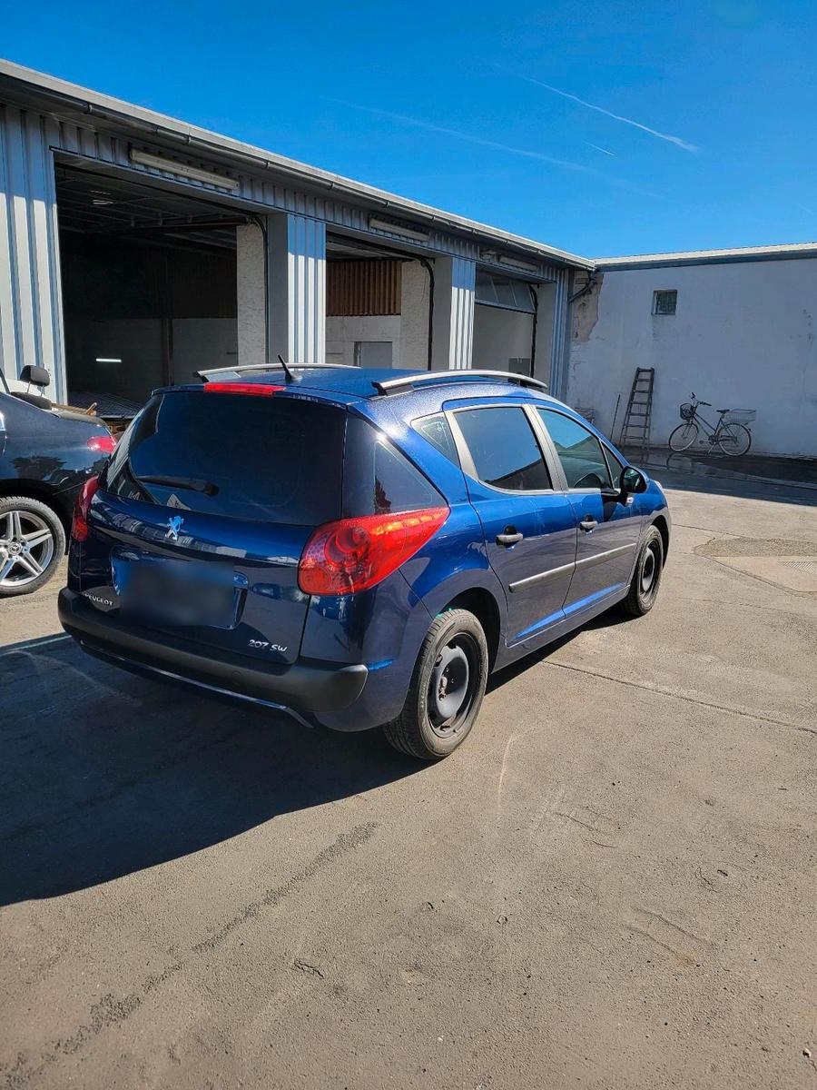 Peugeot 207 2008 — салон