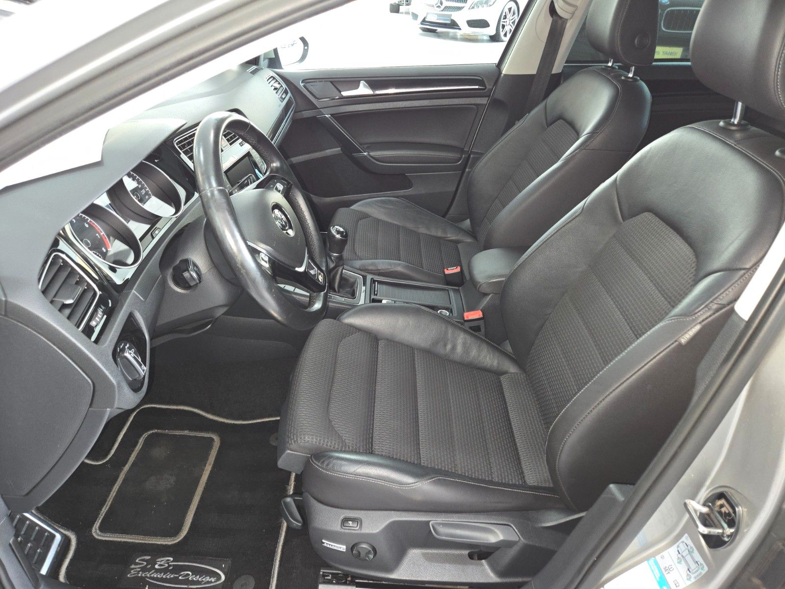 Fahrzeugabbildung Volkswagen Golf VII Lim. Highline BMT *PANORAMADACH*