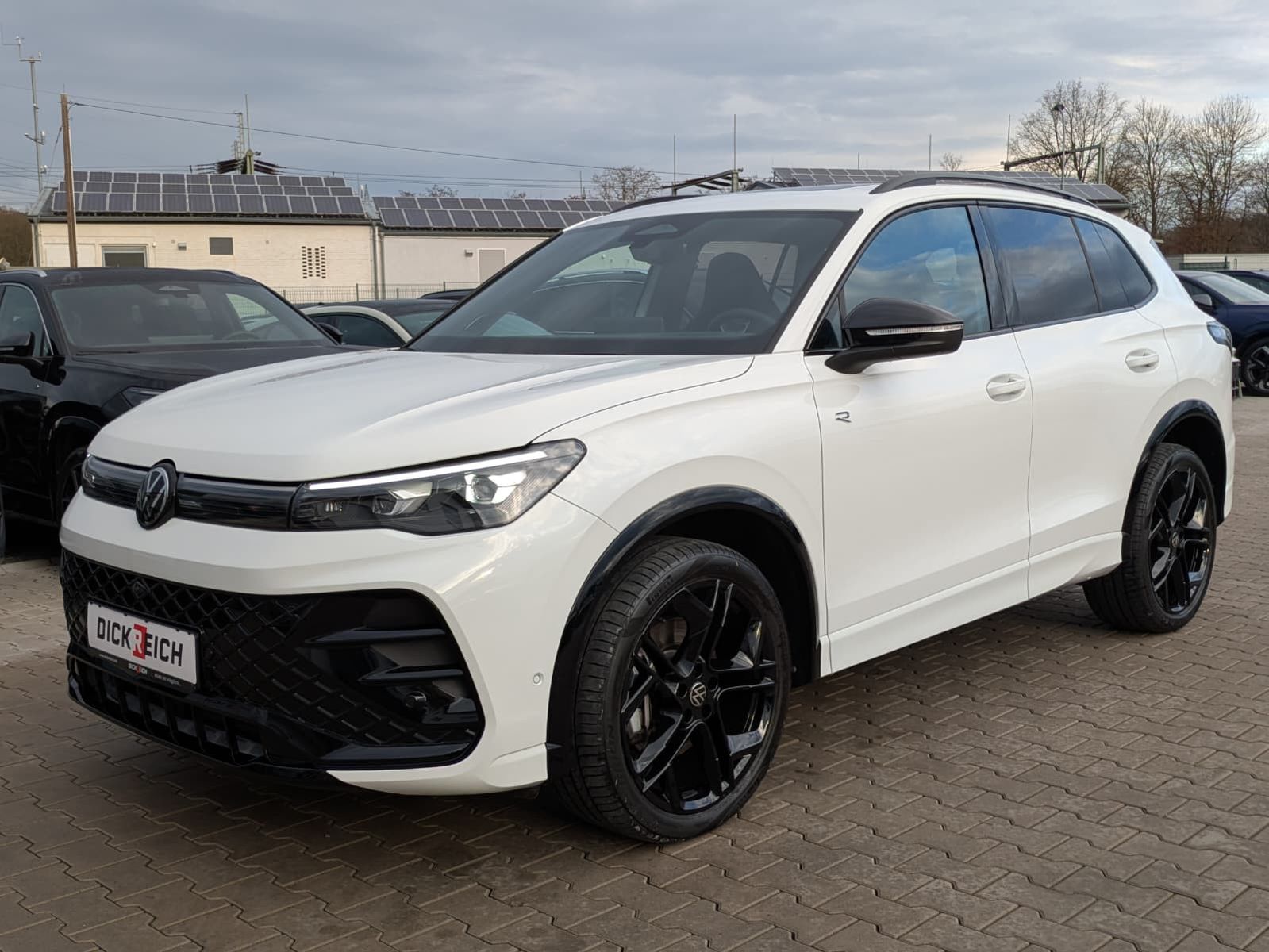 Fahrzeugabbildung Volkswagen Tiguan 2.0 TDI 4M R-Line PANO*H&K*AHK*MATRIX*20"