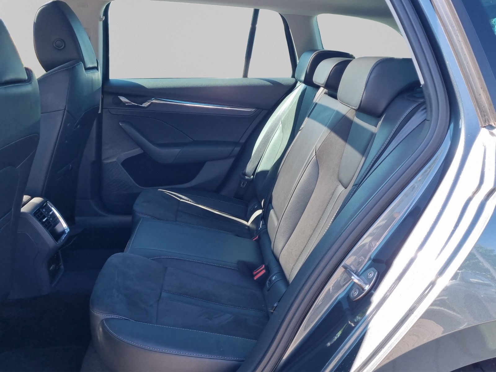 Fahrzeugabbildung SKODA Octavia Combi Style 2,0 TDI DSG Navi Pano AHK