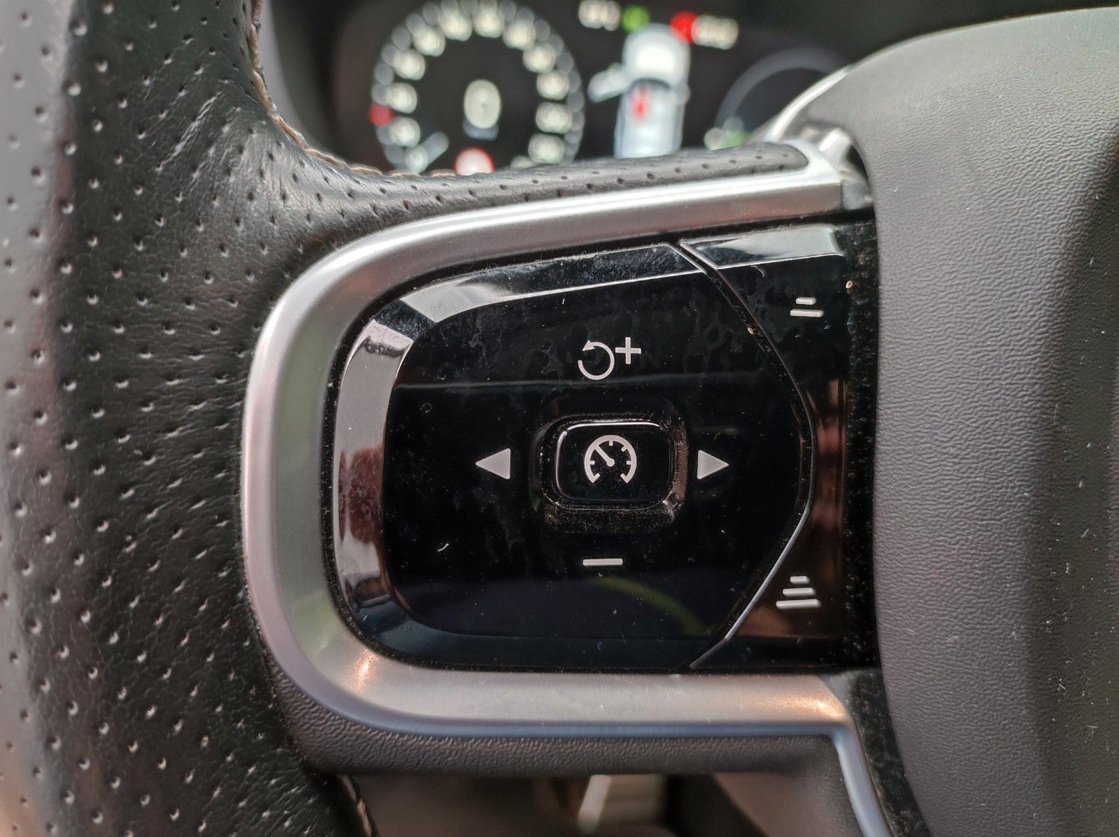 Volvo XC60 R Design PHEV AWD PANO Leder AHK LED Autom foto 14