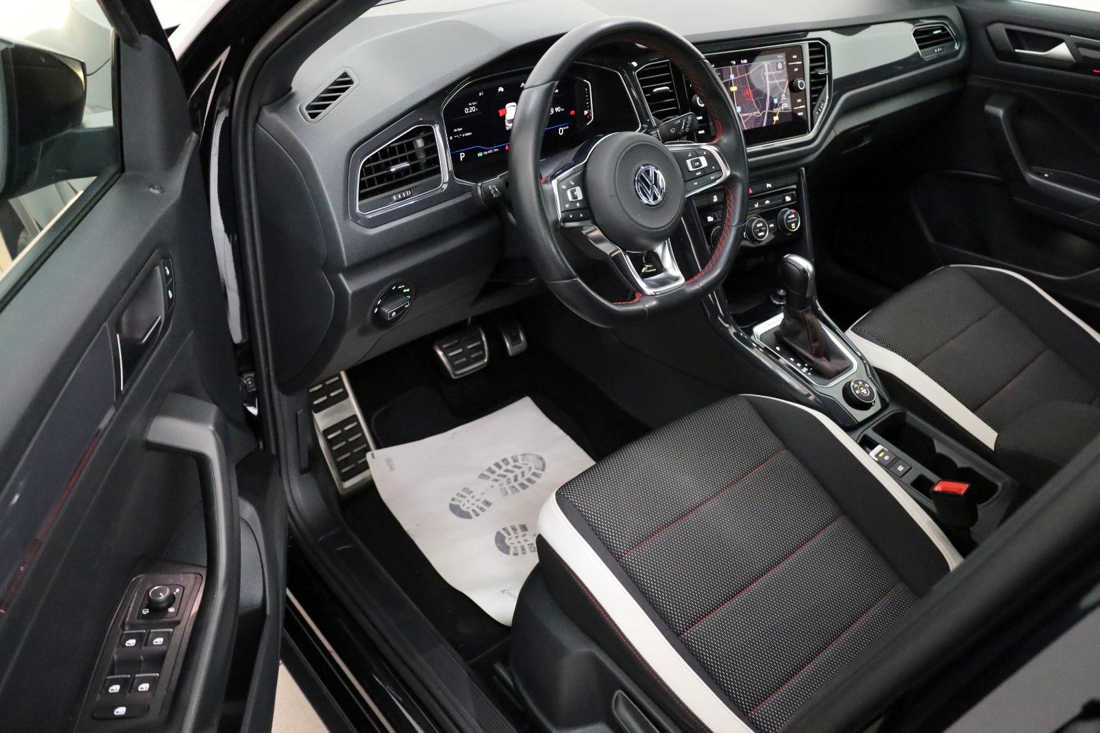 Fahrzeugabbildung Volkswagen T-Roc Sport 4M Navi,ACC,Kamera,Carplay,AHK,SR+WR