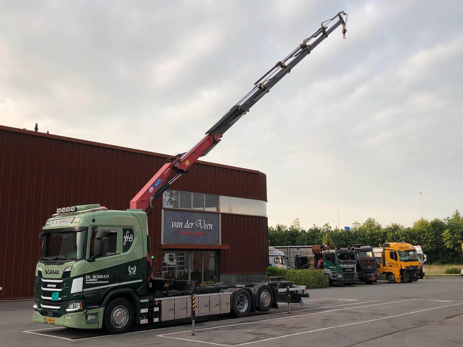 Scania R 450 mit HMF Kran und BDF