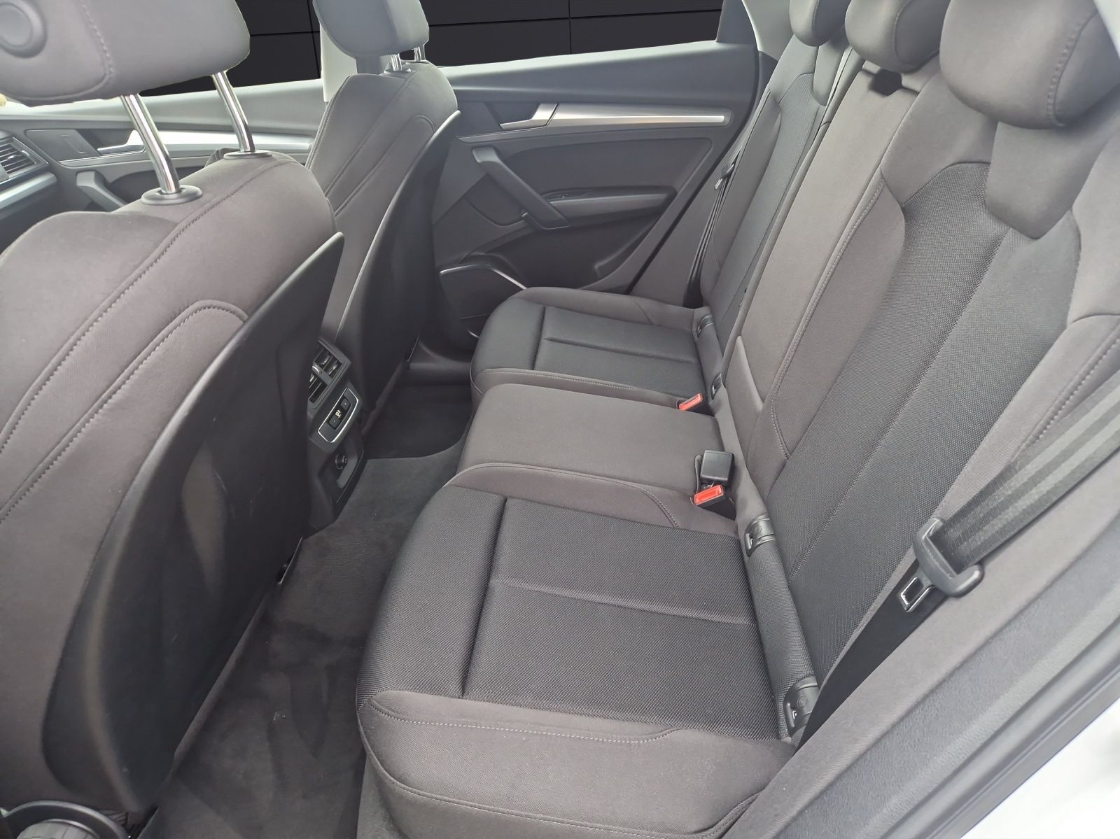 Fahrzeugabbildung Audi Q5 40 TDI quattro S line Navi RearView