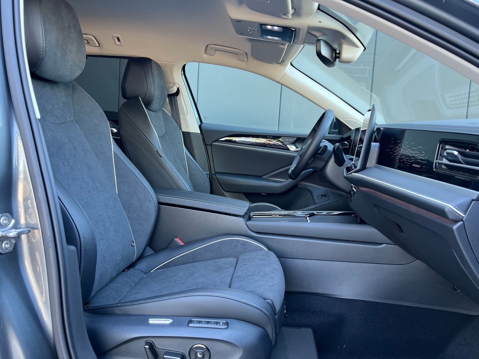 Fahrzeugabbildung Volkswagen Passat Variant Elegance 1.5 eTSI DSG *AHK, ACC,