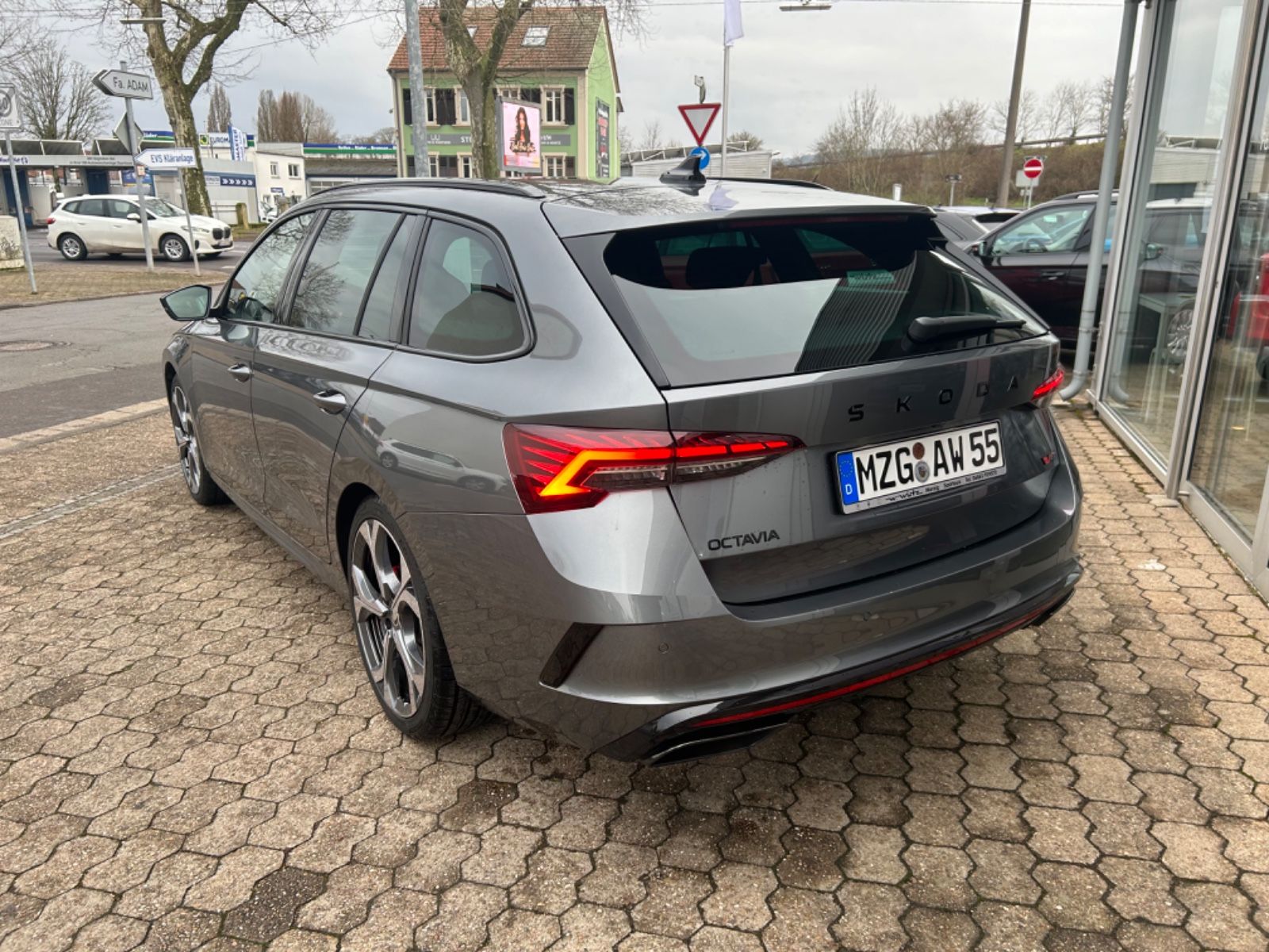 Fahrzeugabbildung SKODA Octavia 2.0 TSI DSG RS Combi AHK Navi Area View