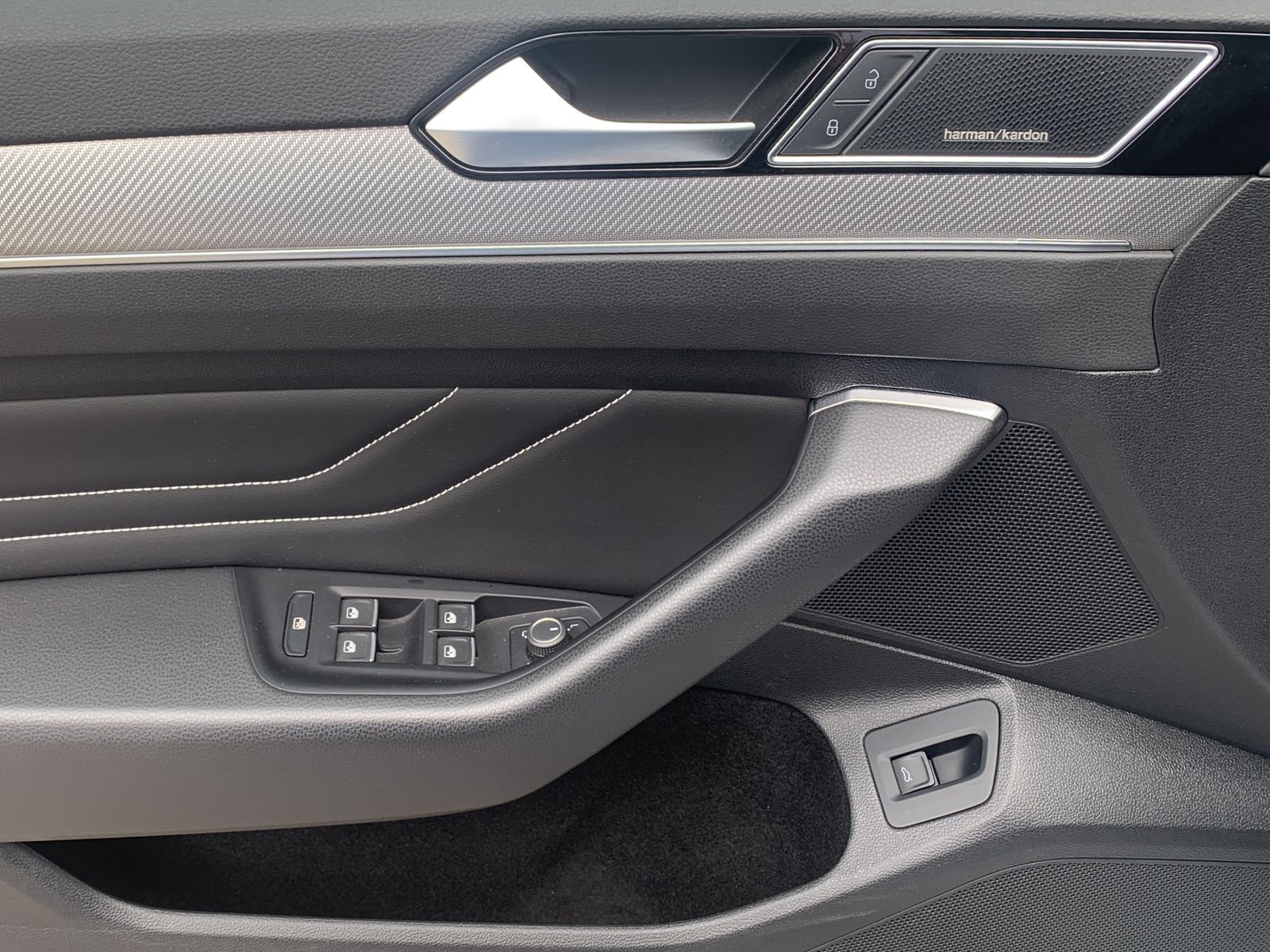 Fahrzeugabbildung Volkswagen Passat Variant 2.0 TDI*R-Line*4Motion*Leder*AHK*