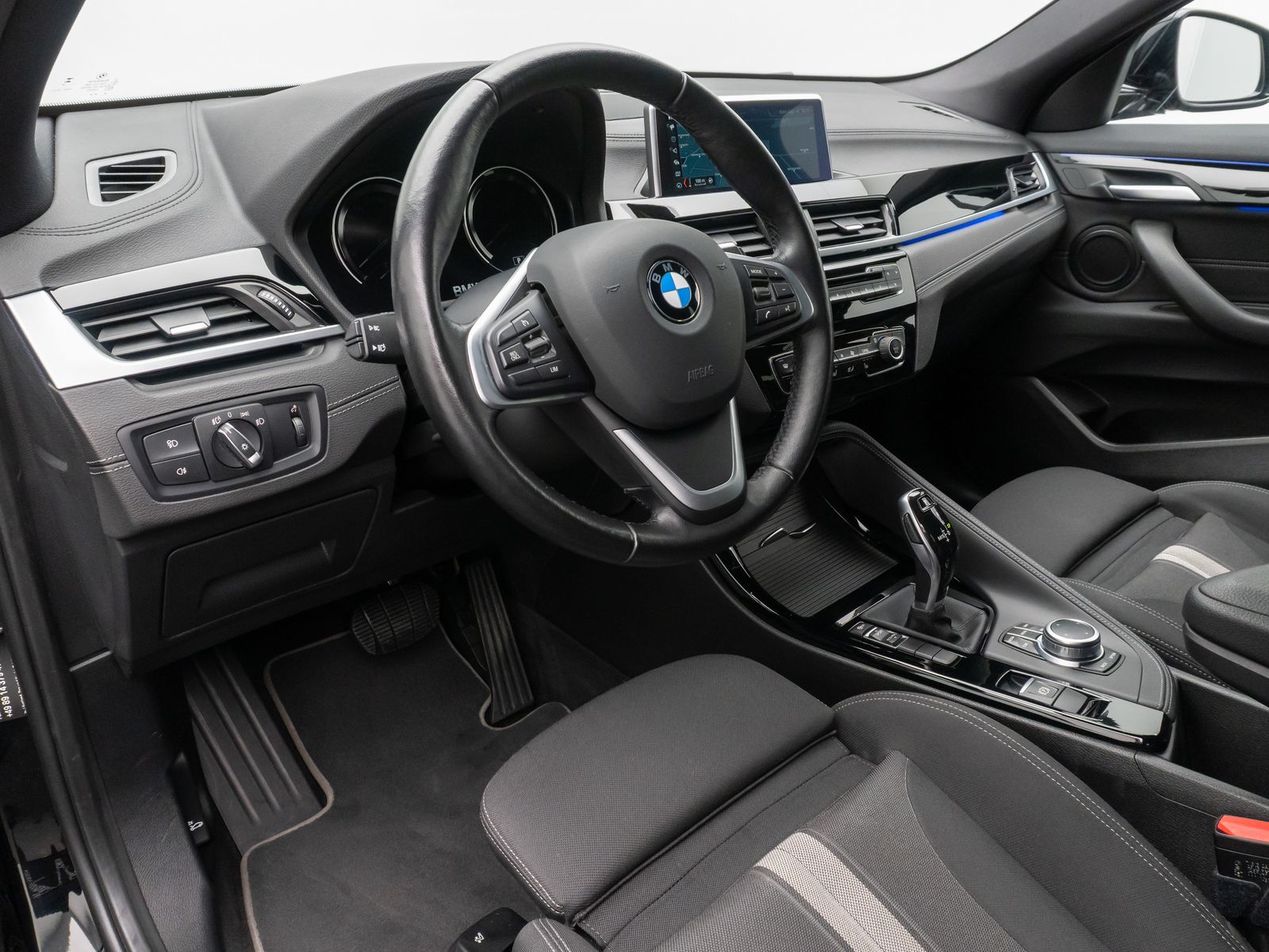 Fahrzeugabbildung BMW X2 sD18i  Kamera DAB AHK Navi HiFi Sportsitz 18"