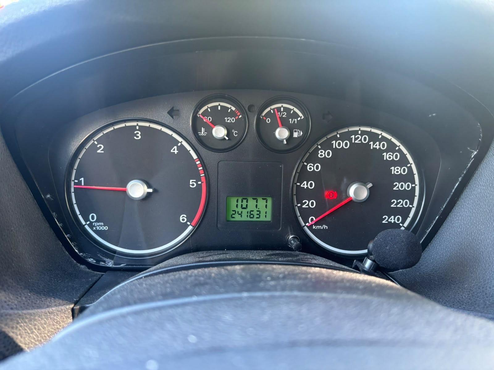 Ford Focus 2006 — салон