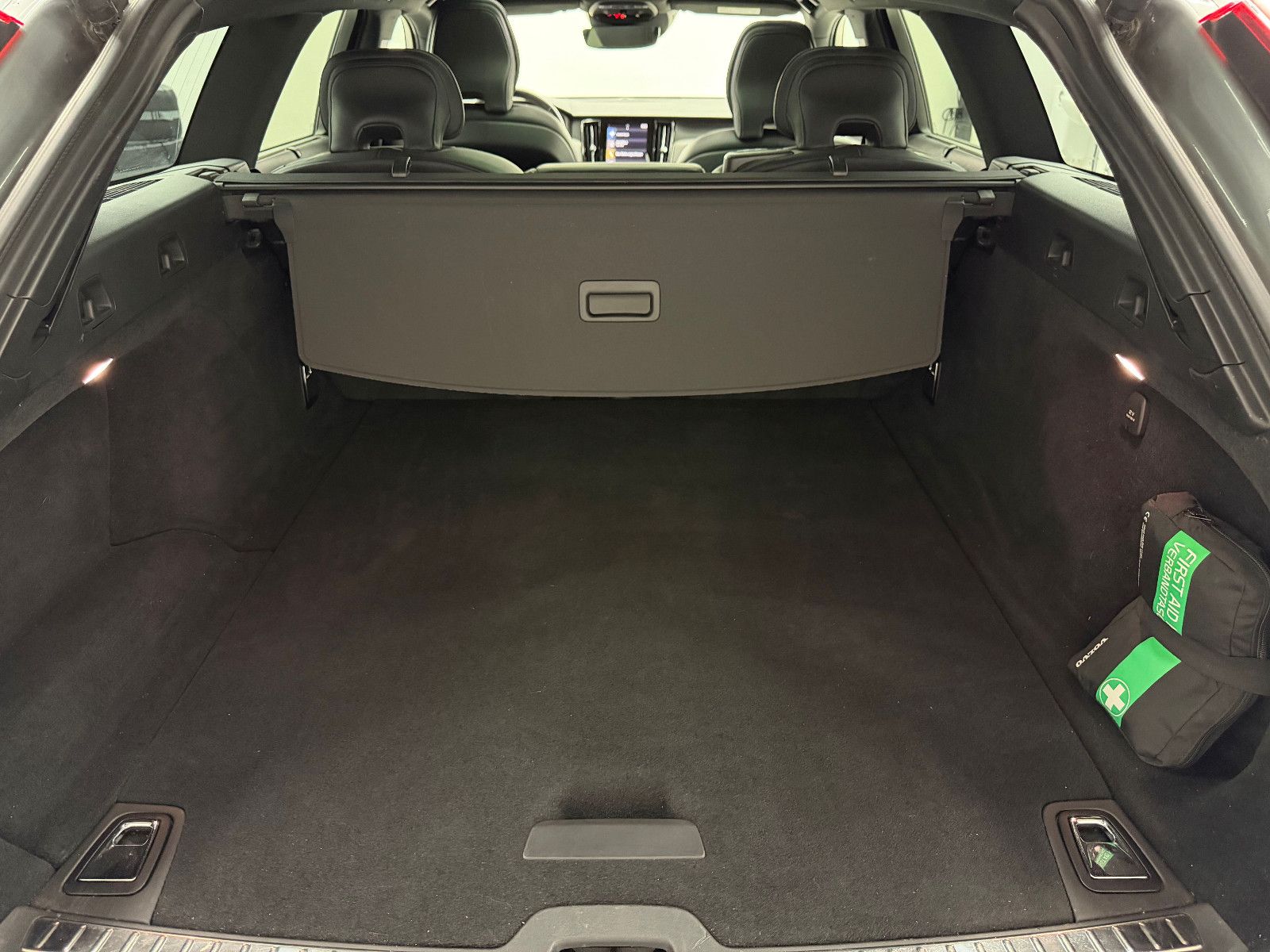 Fahrzeugabbildung Volvo V90 Kombi R Design D5 AWD/MEMORY/AHK/LED/KAM