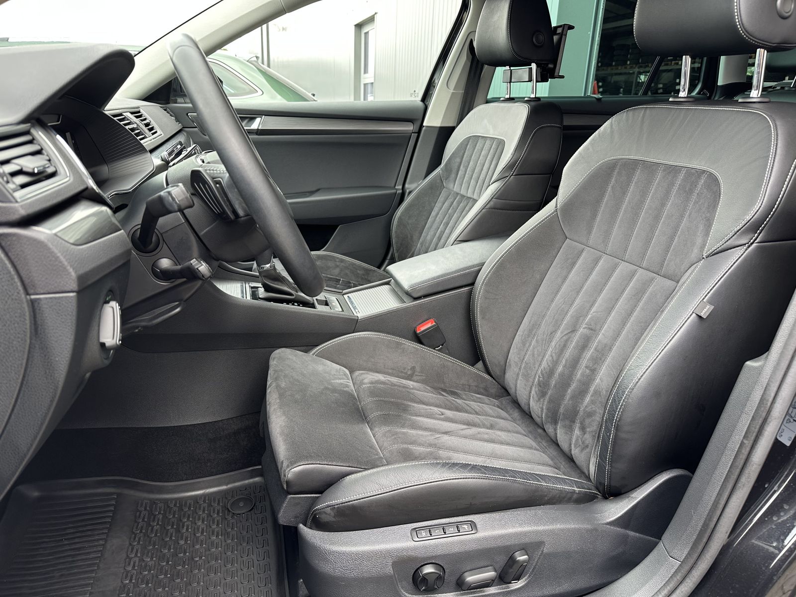 Fahrzeugabbildung SKODA Superb Combi 1.4 TSI iV DSG Style NAV+LED+VCOCK