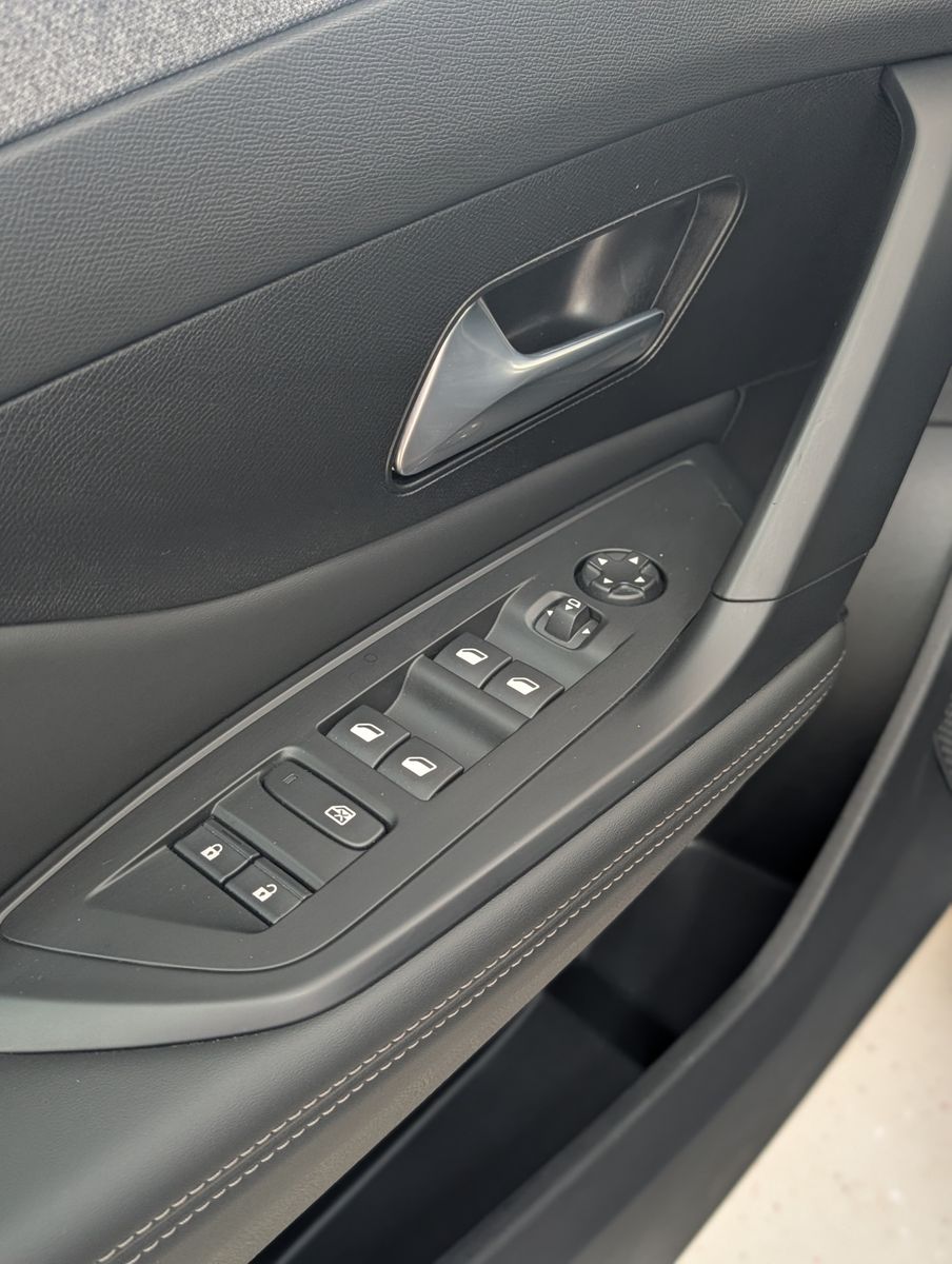 Fahrzeugabbildung Peugeot 308 Allure ACC LED 360° SHZ LENK-HZ AHK GARANTIE