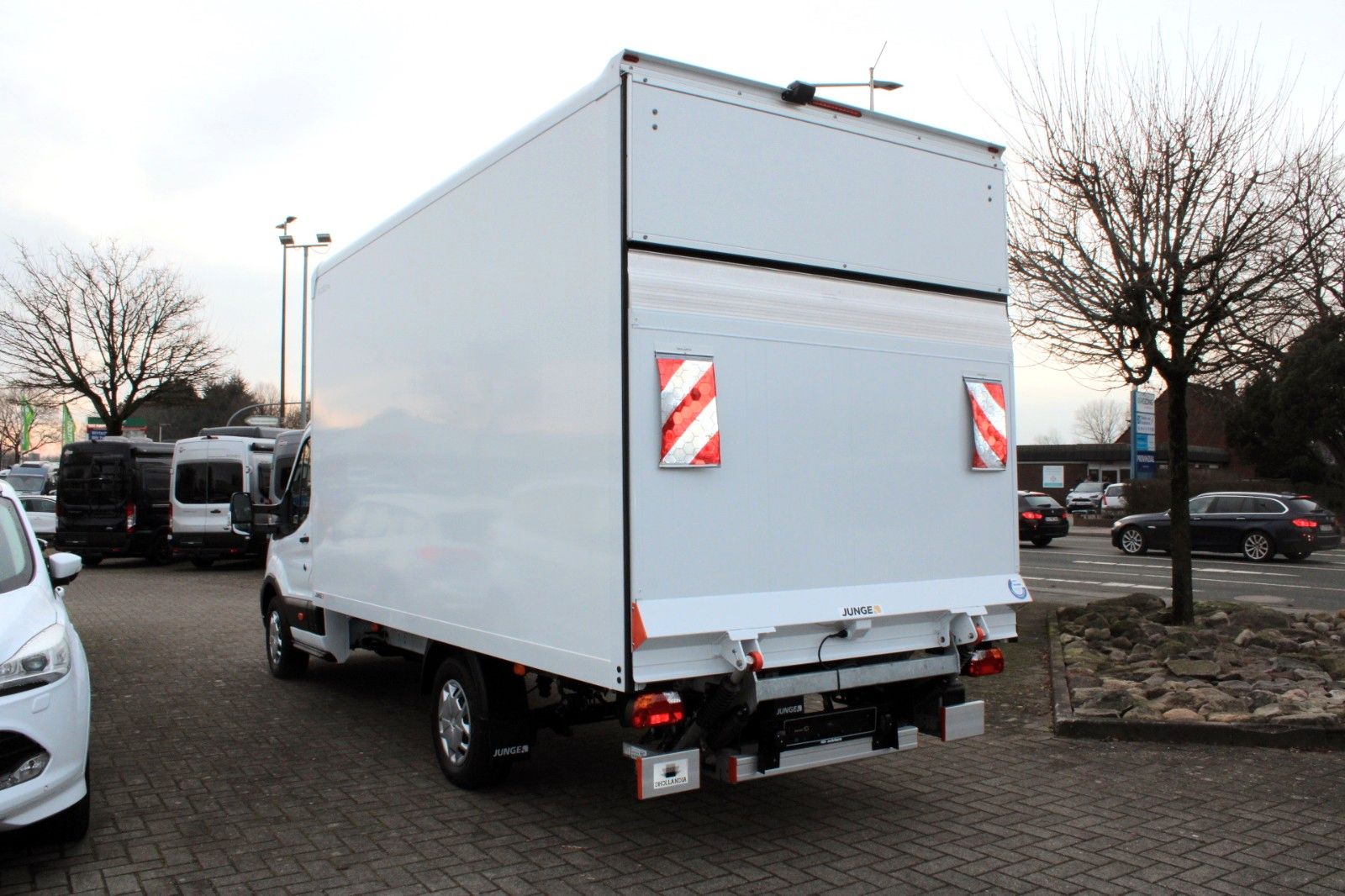 Fahrzeugabbildung Ford Transit JUNGE KOFFER + Laderampe L4 350 Trend