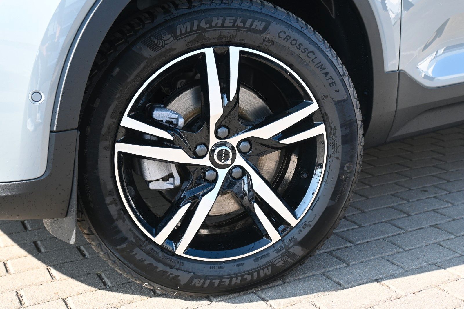 Fahrzeugabbildung Volvo XC40 B4 DKG Plus Dark*FSHZG*360°*ACC*AHK