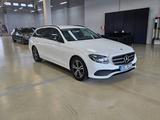 Mercedes-Benz E 220 d 4MATIC T Autom. -AHK² - Mercedes-Benz E 220 Gebrauchtwagen in München