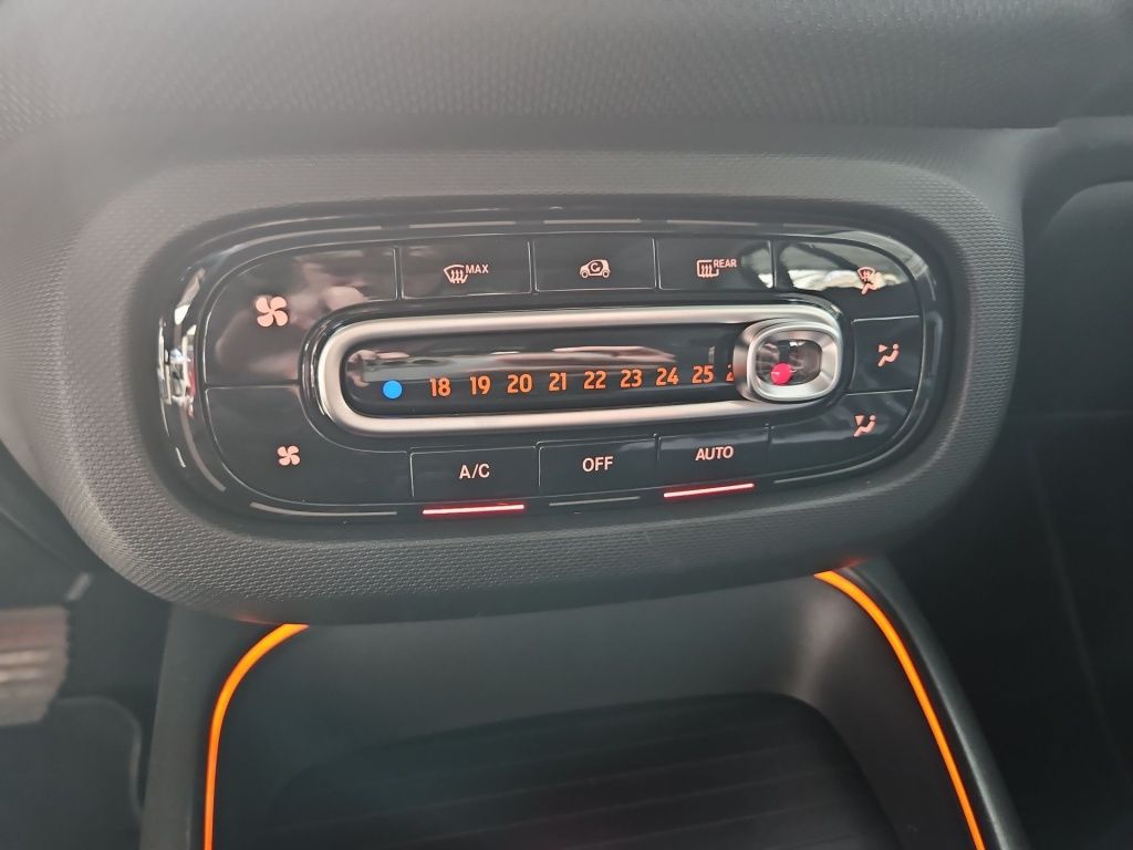 Fahrzeugabbildung Smart EQ ForTwo Pano Tempomat Navi LED SHZ SpurH KAM