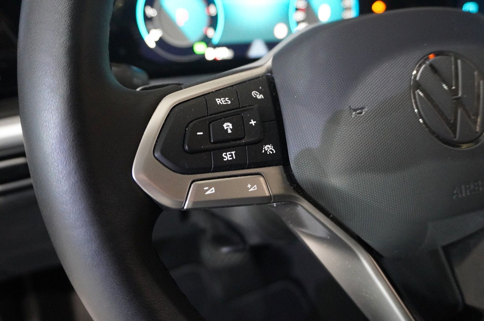 Fahrzeugabbildung Volkswagen Golf VIII Lim. 2.0 TDI LIFE DSG NAVI/LED/KAMERA