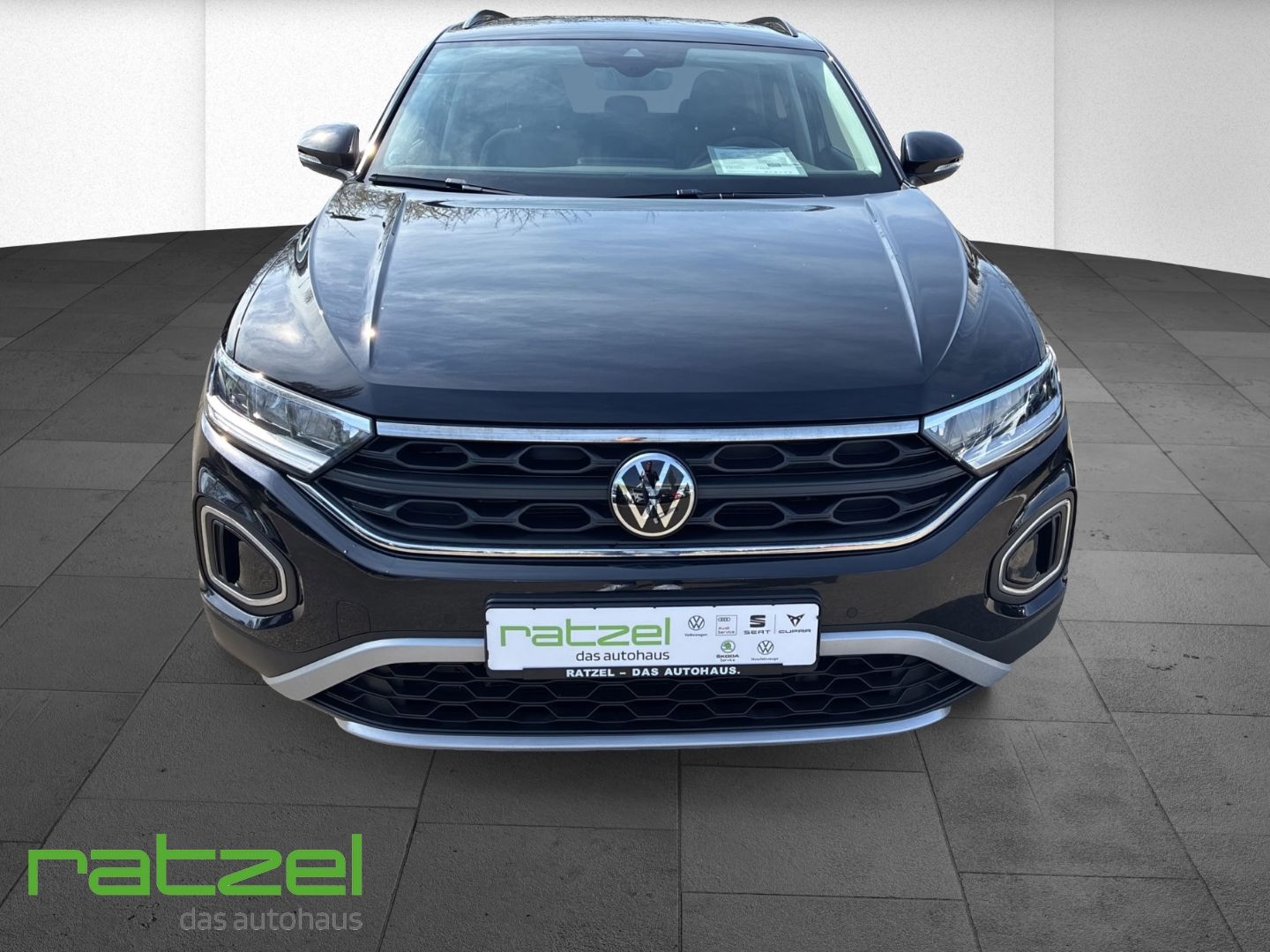 Fahrzeugabbildung Volkswagen T-Roc 1.5 TSI Life Digitales Cockpit LED DAB SHZ