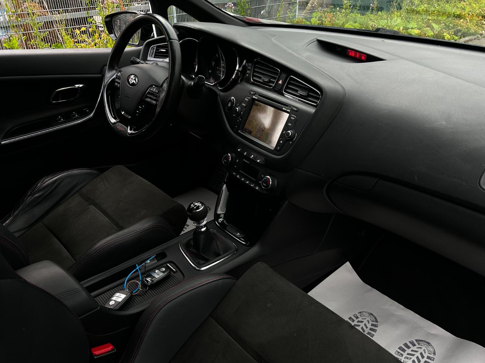Kia Ceed 1.6 T-GDI GT-Track*PANO*KEYLESS*NAP*RFK*