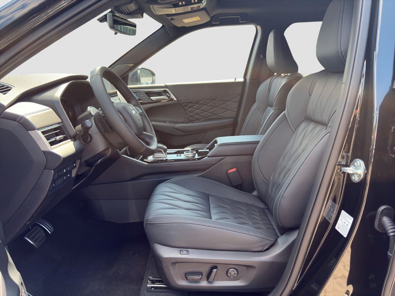 Fahrzeugabbildung Mitsubishi Outlander 2.4 PHEV 4WD LUXURY BLACK AKTIONSPREIS