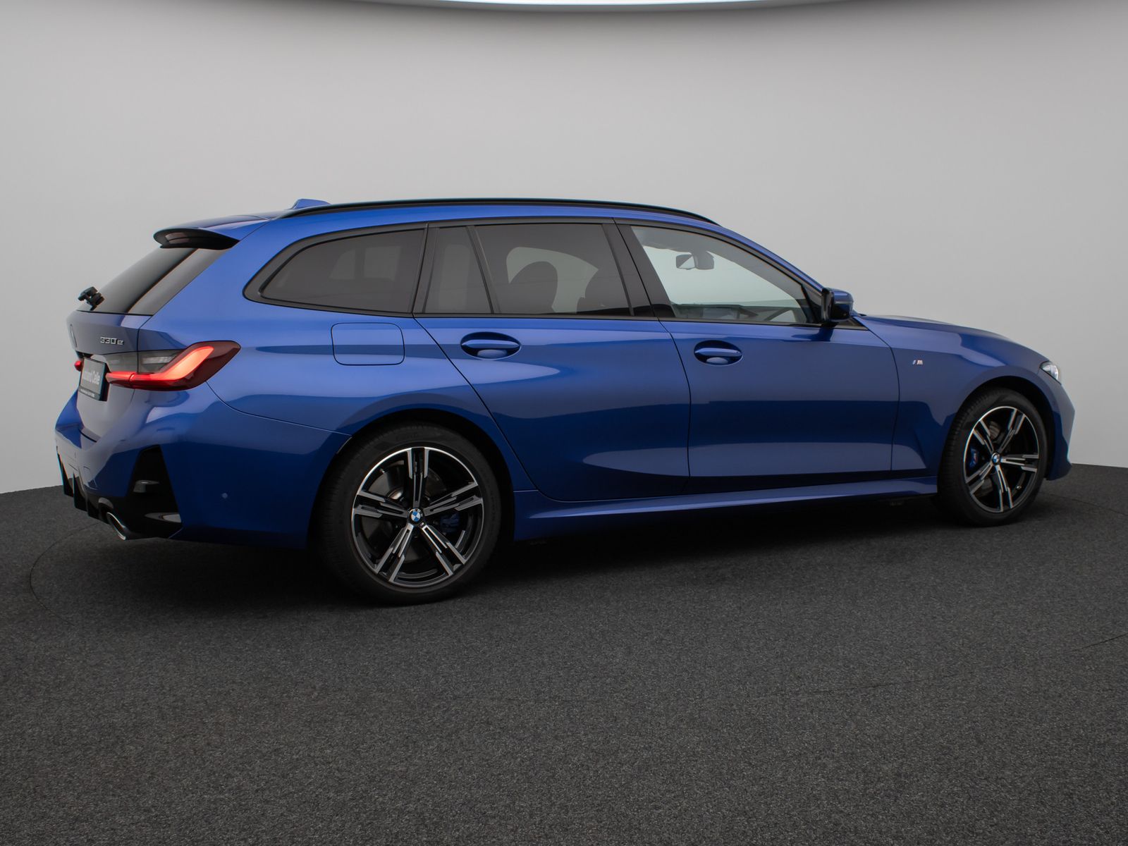 Fahrzeugabbildung BMW 330e M Sport Panorama 360°HUD HiFi AHK Komfort