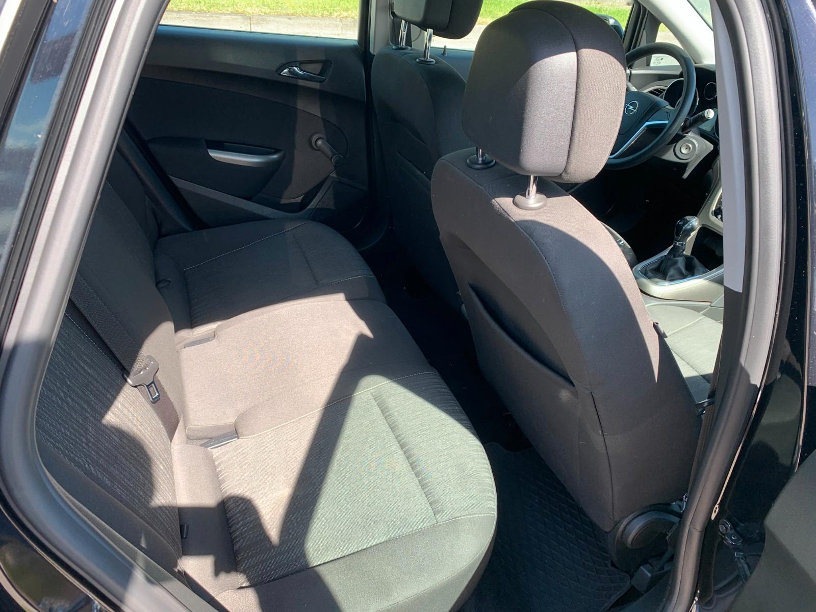 Opel Astra 2011 — photo 12