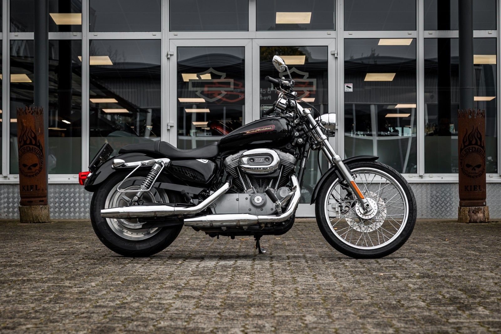 Fahrzeugabbildung Harley-Davidson XL883C CUSTOM SPORTSTER - VORVERLEGTE FUßRASTE