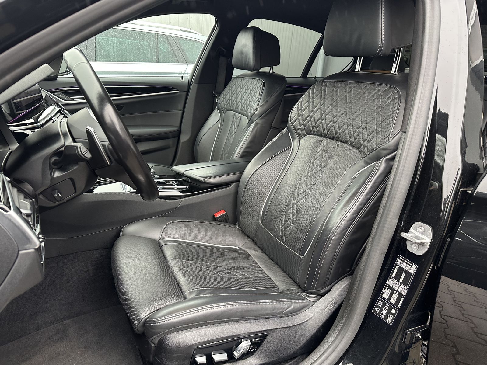 Fahrzeugabbildung BMW 540d xDrive M-Sport NAV+LASER+HUD+20ZO+GLASDACH