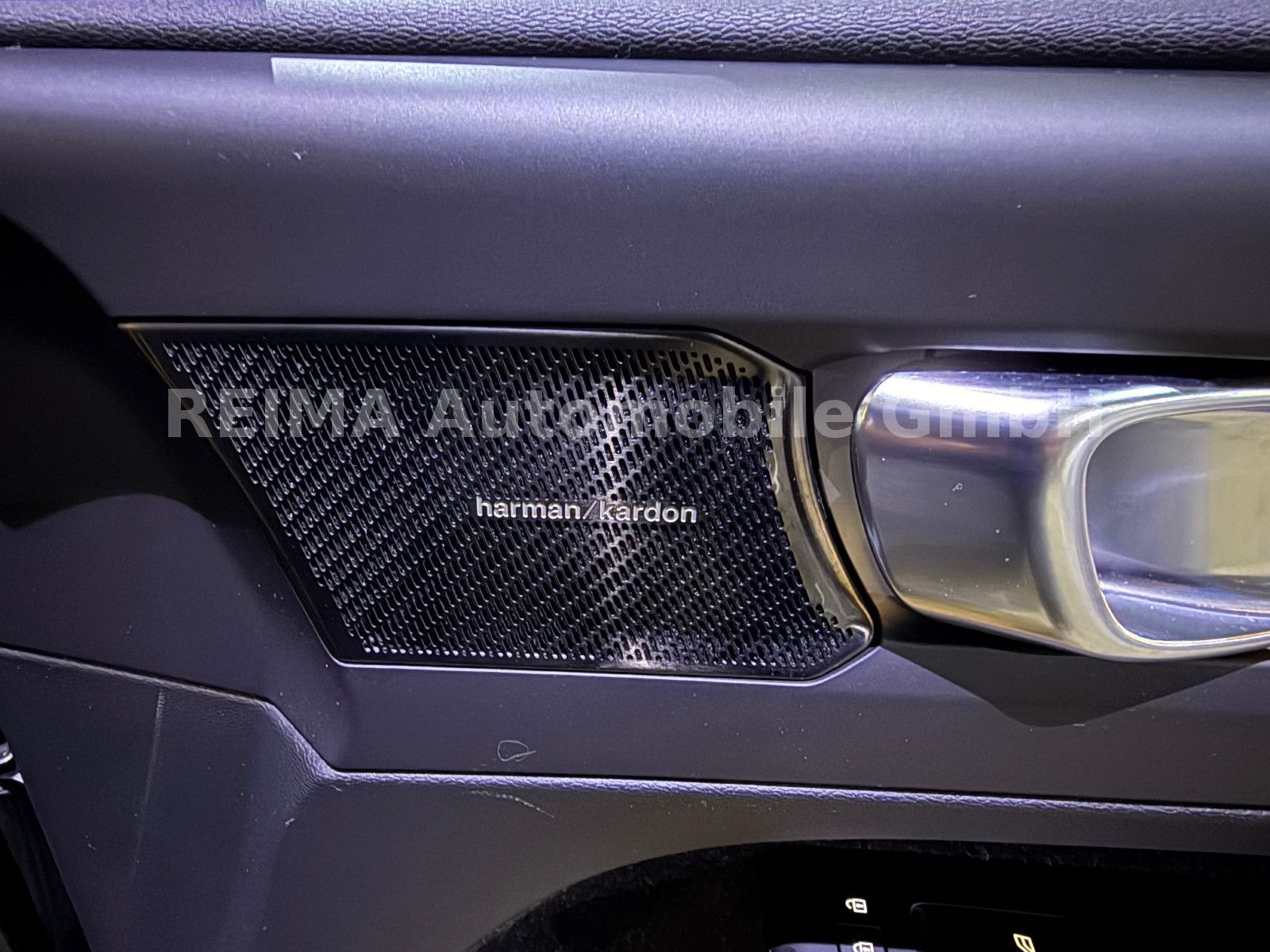 Fahrzeugabbildung Volvo XC 40 D4 Momentum AWD, Pano, LED, H&K