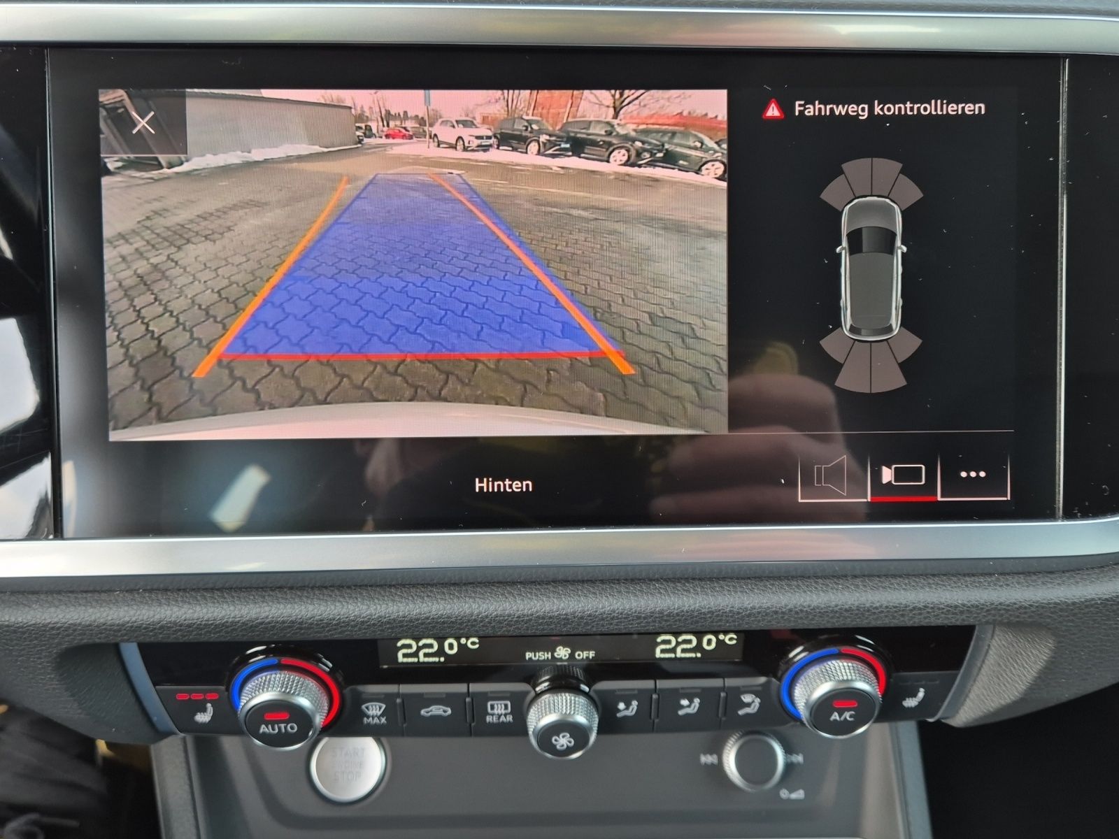 Fahrzeugabbildung Audi Q3 40 TFSI quattro S-tronic Standhzg. Matrix Nav