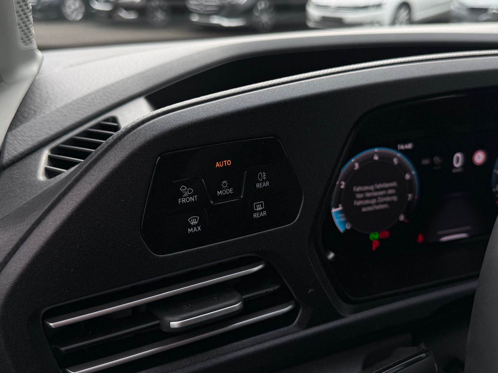 Fahrzeugabbildung Volkswagen Caddy Life Maxi TSI DSG ACC AHK LED Kamera Sthz