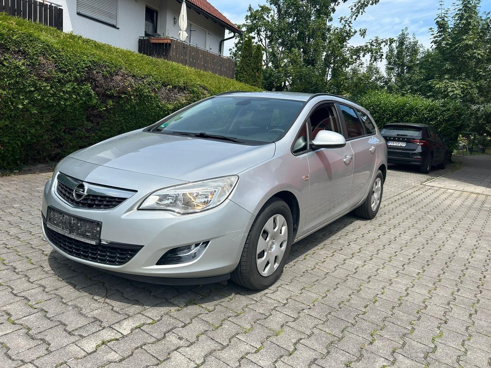 Opel Astra 2011 — rear view