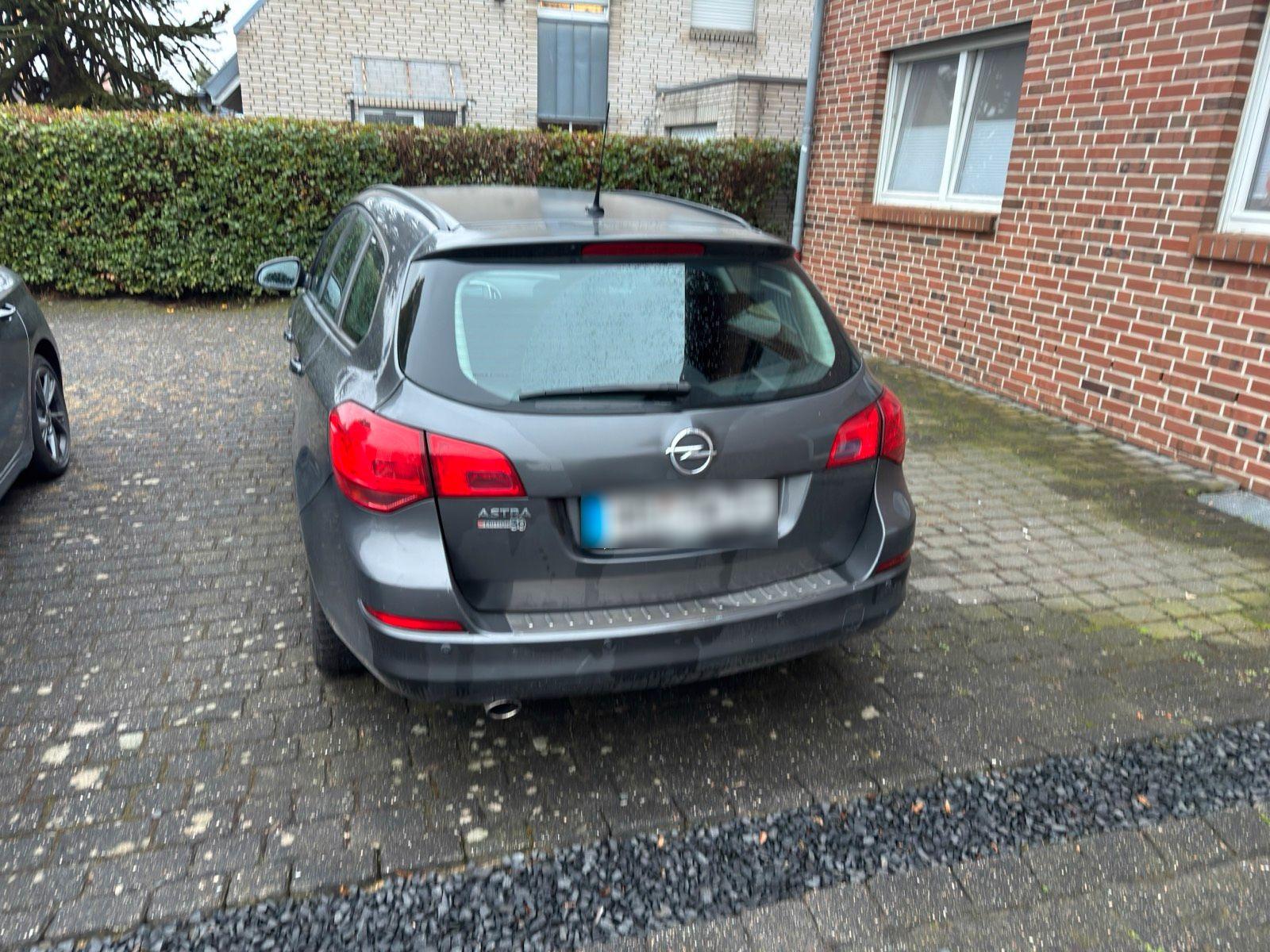 Opel Astra 2012 — interior