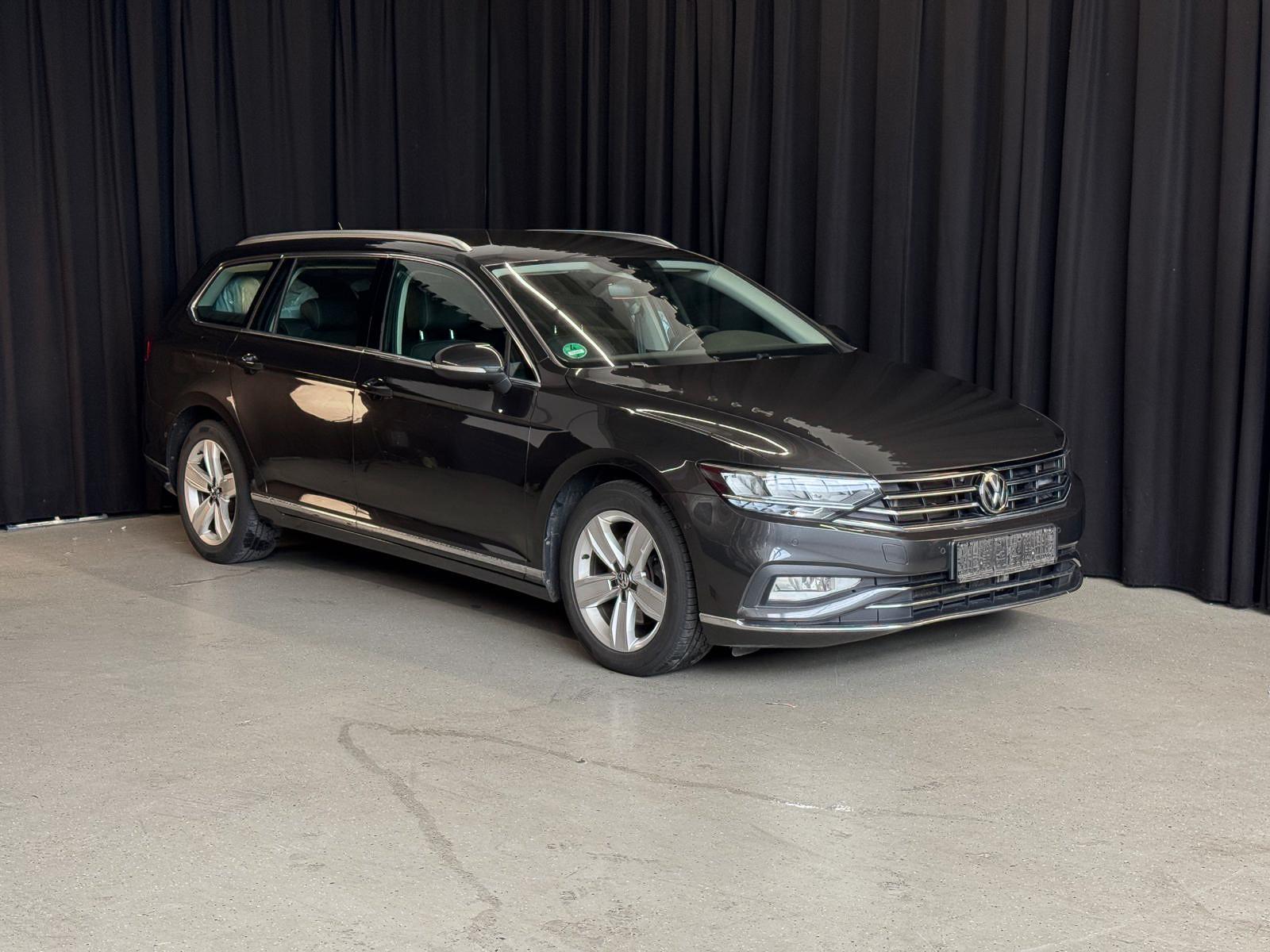 Volkswagen Passat Elegance AHK / Alcantara / Kam. uvm. 